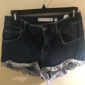Dark Wash Midrise Jean Short with Seersucker edge